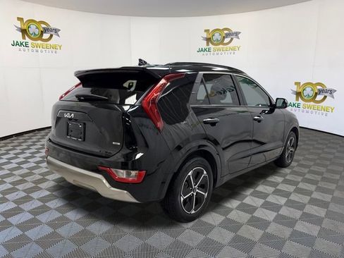 Used 2023 Kia Niro SX image 10