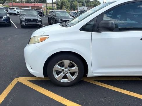 Used 2011 Toyota Sienna w/ Towing Pkg FWD image 6