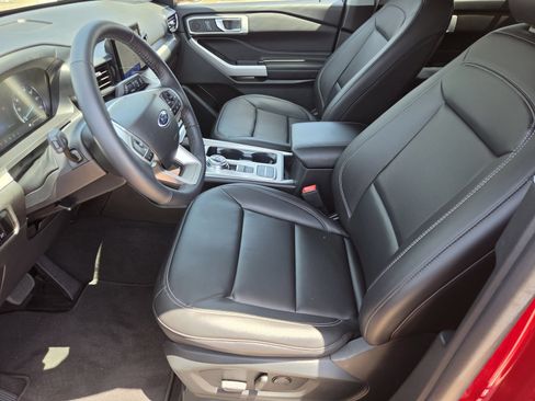 Used 2024 Ford Explorer XLT w/ Equipment Group 202A RWD image 13