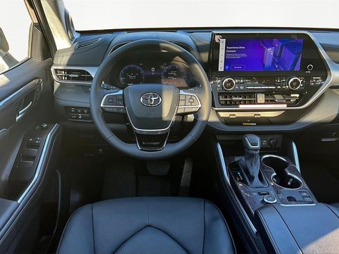 Used 2025 Toyota Highlander Platinum image 5