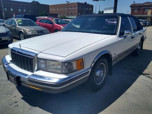 Used 1990 Lincoln Town Car Signature image 4