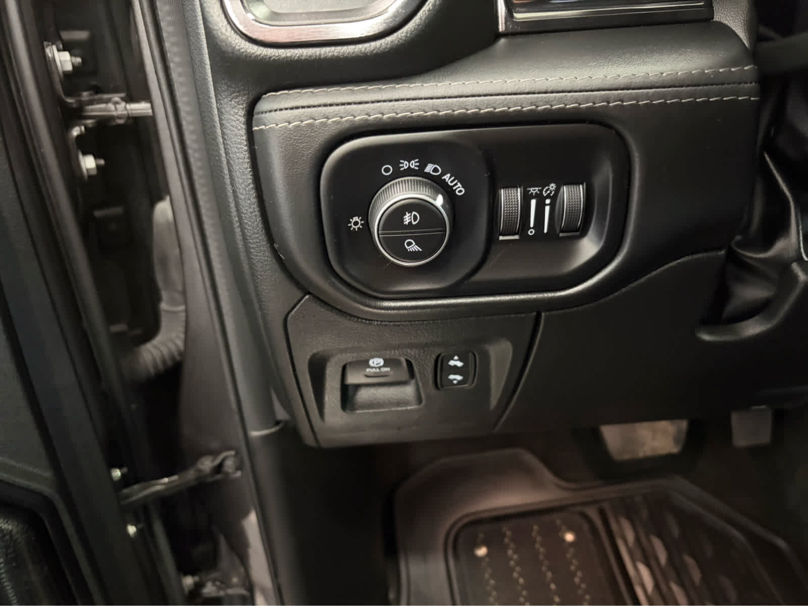 Used 2023 RAM 1500 Limited AWD/4WD image 11