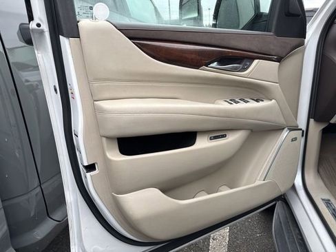 Used 2016 Cadillac Escalade Premium image 17
