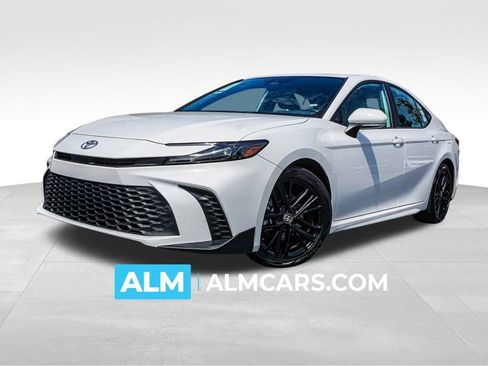 Used 2025 Toyota Camry SE image 1