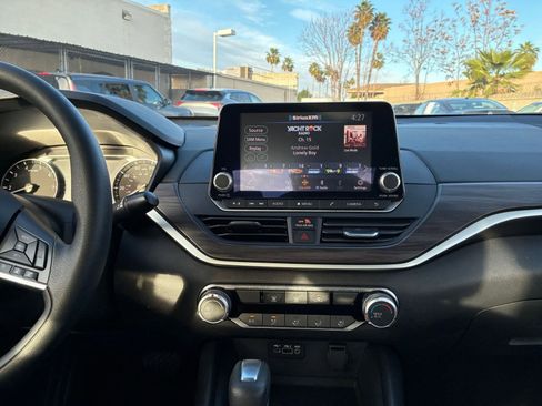 Used 2025 Nissan Altima 2.5 SV image 17