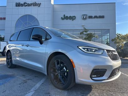 New 2026 Chrysler Pacifica Select