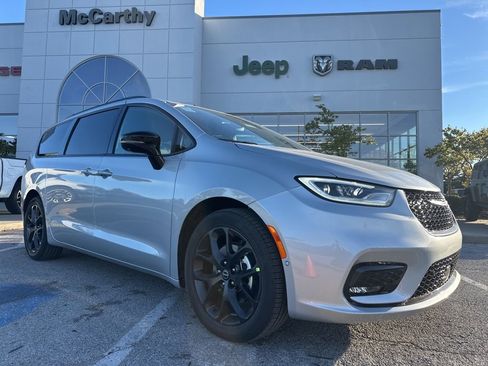 New 2026 Chrysler Pacifica Select image 1