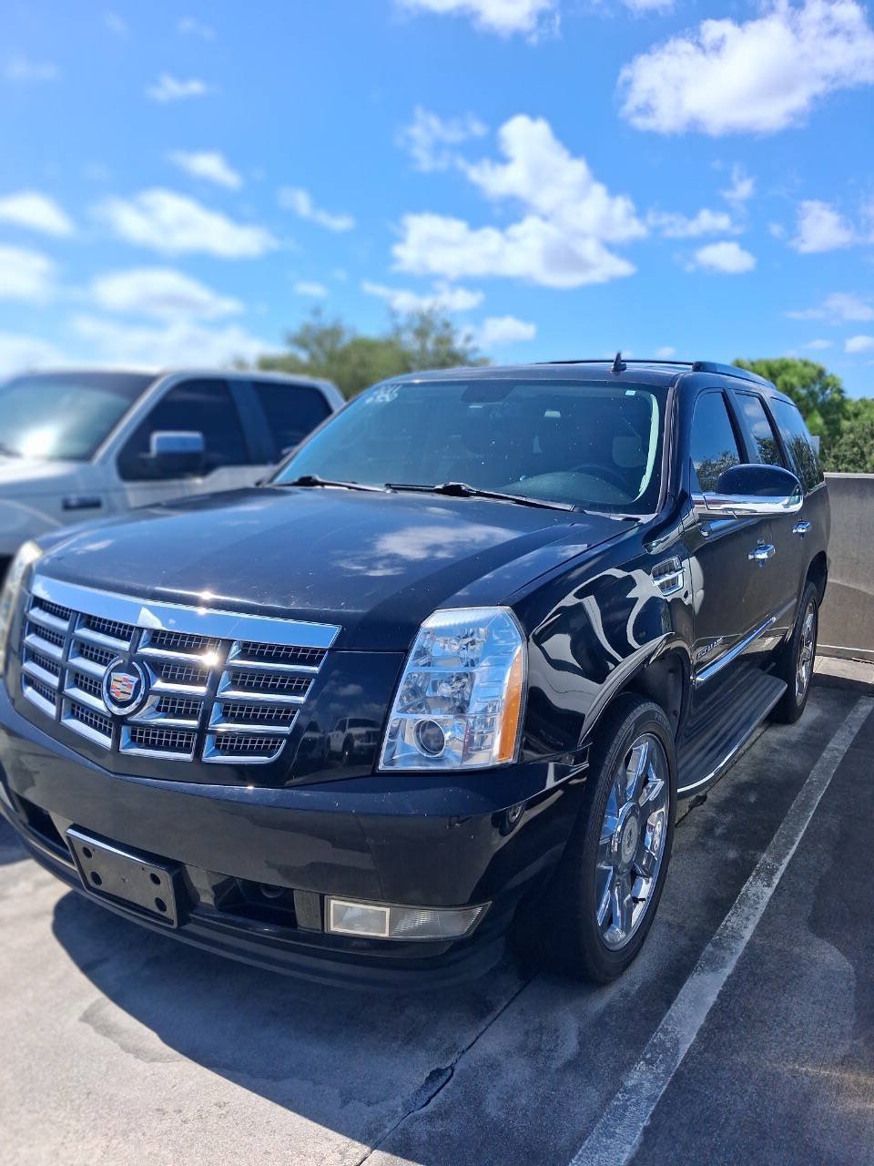 Used 2011 Cadillac Escalade Luxury RWD image 1