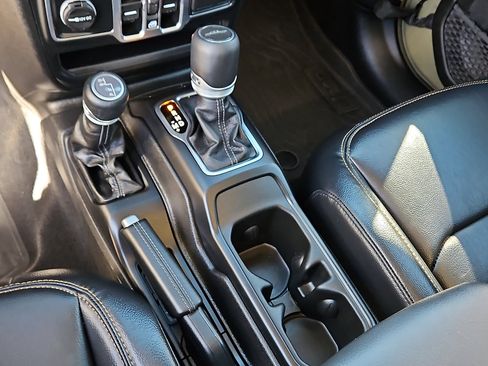 Used 2025 Jeep Gladiator Sport image 13