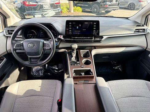Used 2021 Toyota Sienna LE w/ LE Plus Package image 24
