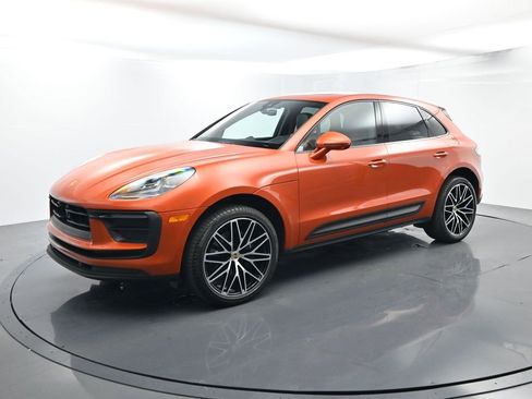 Certified 2025 Porsche Macan image 1
