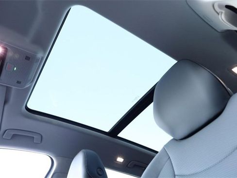 New 2025 Volkswagen Tiguan SE image 9