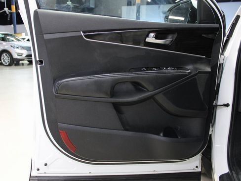 Used 2020 Kia Sorento LX image 25