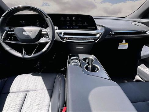 Used 2025 Cadillac Lyriq Luxury w/ LPO, Floor Liner Package AWD/4WD image 7