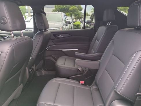 Used 2025 Chevrolet Traverse LT FWD image 17
