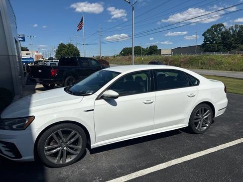 Used 2018 Volkswagen Passat 2.0T S FWD image 1