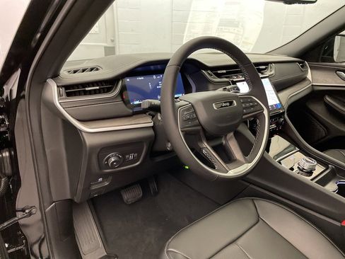 New 2025 Jeep Grand Cherokee Limited w/ Luxury Tech Group II image 16