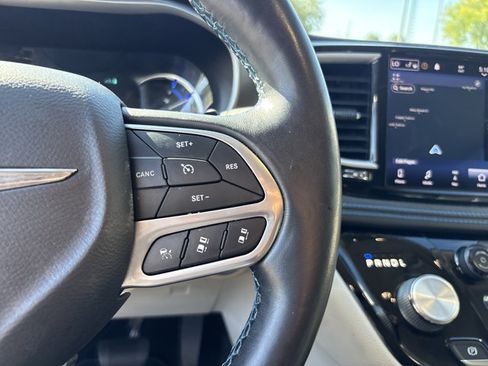 Used 2021 Chrysler Pacifica Touring-L FWD image 17