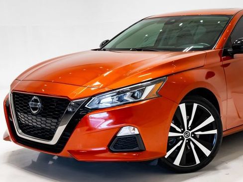 Used 2021 Nissan Altima 2.5 SR w/ SR Premium Package FWD image 2