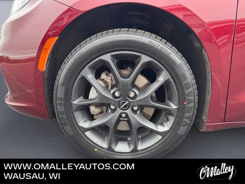 Used 2021 Chrysler Pacifica Touring AWD/4WD image 9
