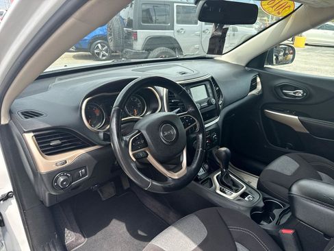Used 2018 Jeep Cherokee Latitude w/ Altitude Package FWD image 8