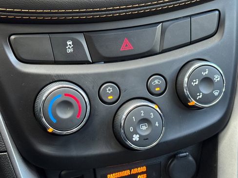 Certified 2022 Chevrolet Trax LT w/ LT Convenience Package image 21