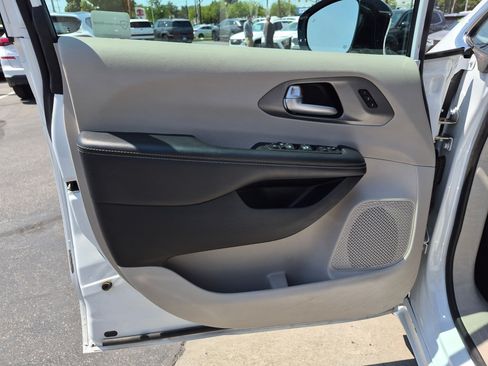 Used 2024 Chrysler Pacifica Touring-L FWD image 13