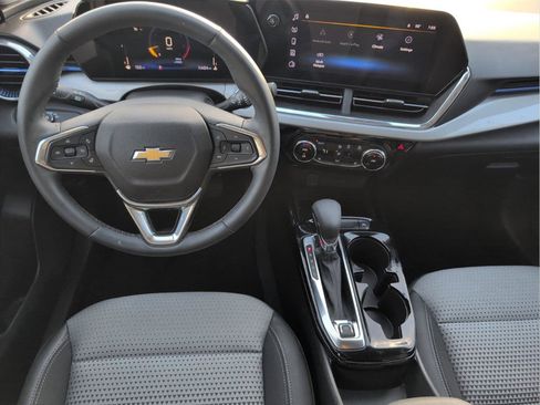 Used 2025 Chevrolet Trax LT w/ Driver Confidence Package image 28