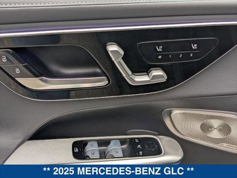 Used 2025 Mercedes-Benz GLC 300 image 11