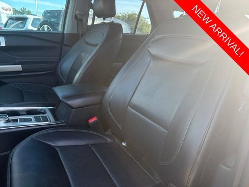 Used 2022 Ford Explorer Limited w/ Equipment Group 301A RWD image 8