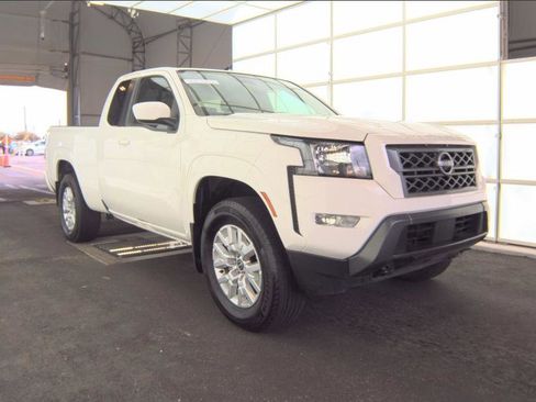 Used 2024 Nissan Frontier SV w/ SV Convenience Package image 2