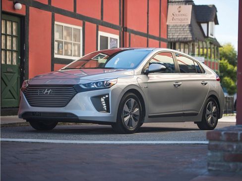 Used 2018 Hyundai Ioniq Plug-In Hybrid FWD image 1