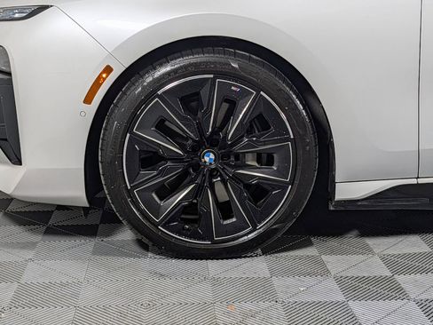 Used 2023 BMW i7 xDrive60 w/ Executive Package 2 AWD/4WD image 11