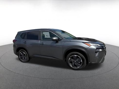 Used 2025 Nissan Rogue SV AWD/4WD image 2