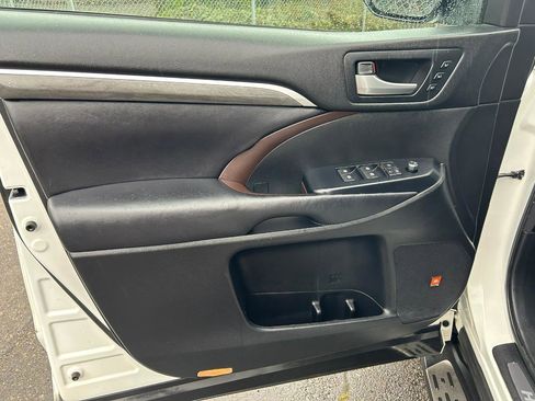 Used 2017 Toyota Highlander Limited w/ Carpet Mat Package AWD/4WD image 17