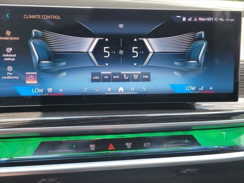 Used 2025 BMW 740i xDrive AWD/4WD image 29