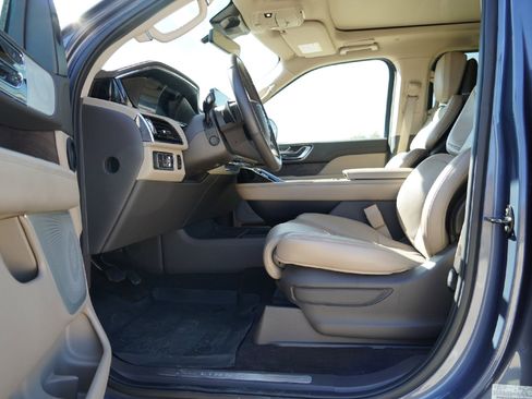 Used 2023 Lincoln Navigator Reserve image 25