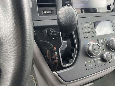 Used 2020 Toyota Sienna LE image 39