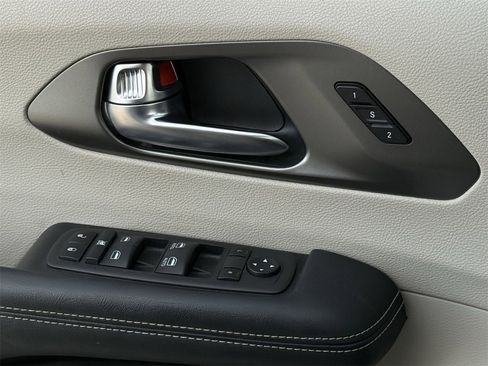 Used 2023 Chrysler Pacifica Touring-L image 22