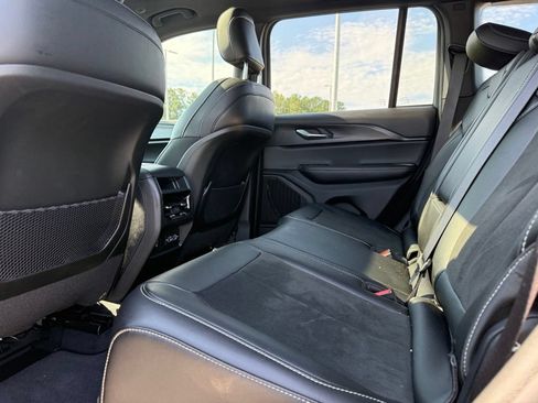 Used 2025 Jeep Grand Cherokee Altitude RWD image 18