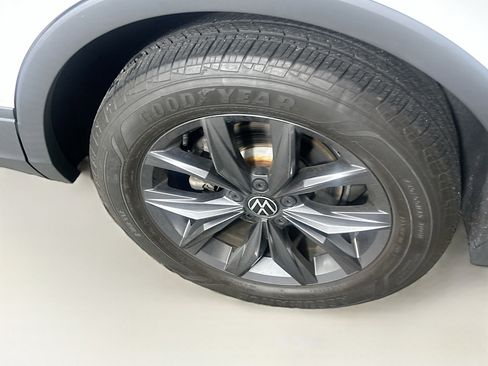 Used 2022 Volkswagen Tiguan SE FWD image 11