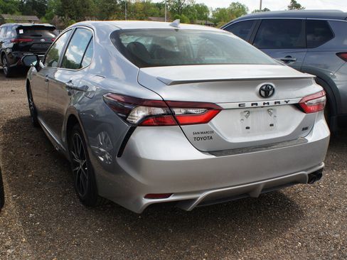 Used 2024 Toyota Camry SE image 6