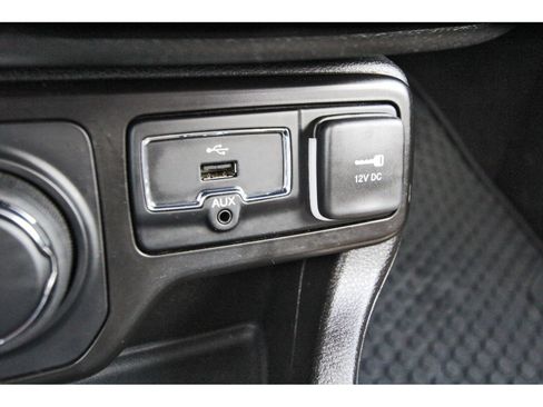 Used 2023 Jeep Renegade Latitude AWD/4WD image 27