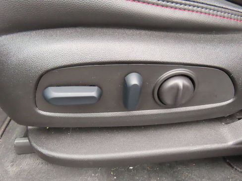 Used 2023 Chevrolet Traverse RS image 27