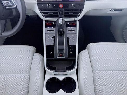 Certified 2026 Porsche Macan AWD/4WD image 20