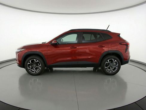 Used 2025 Chevrolet Trax LT image 5