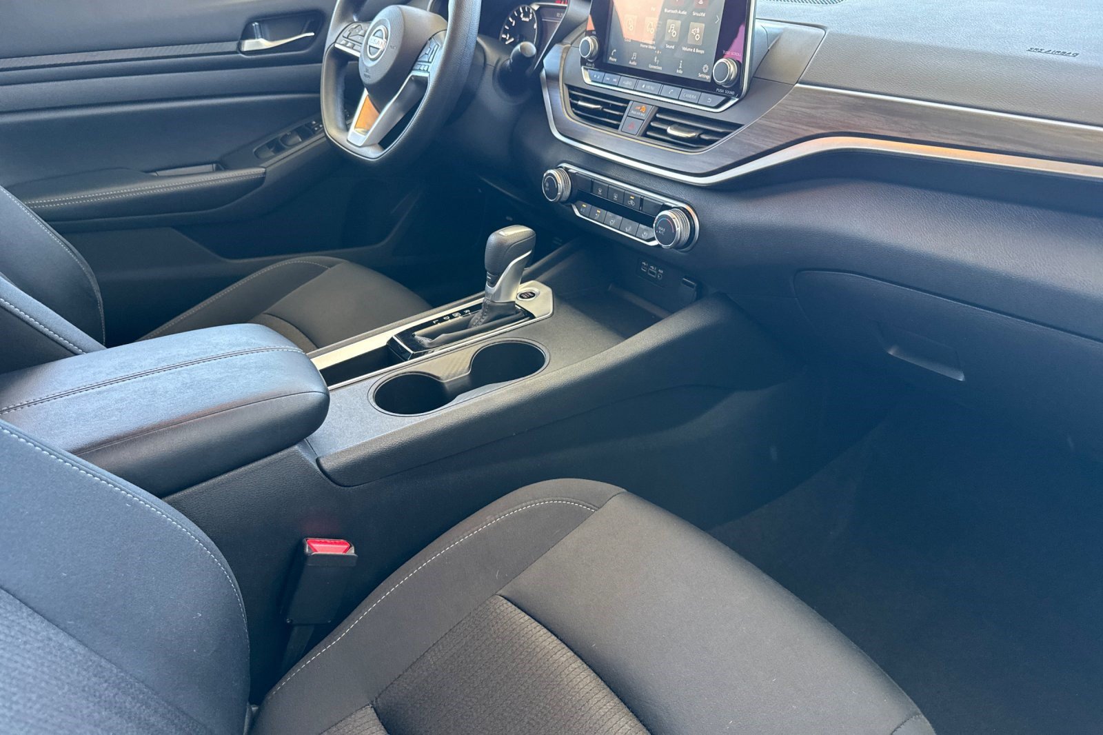 Used 2025 Nissan Altima 2.5 SV FWD image 32