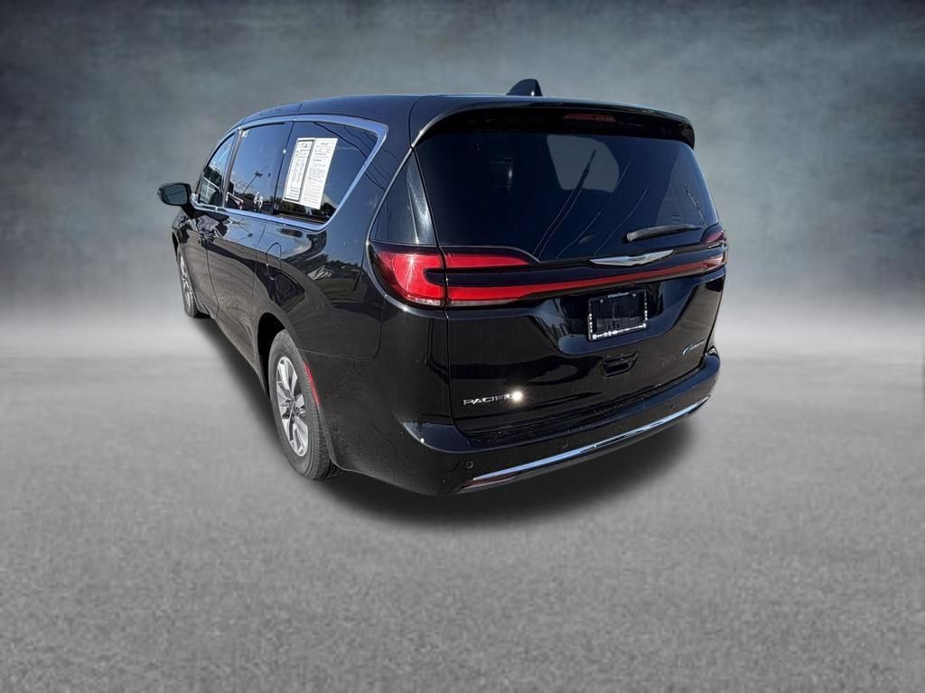 Used 2023 Chrysler Pacifica Touring-L FWD image 3