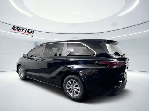 Used 2022 Toyota Sienna LE image 40