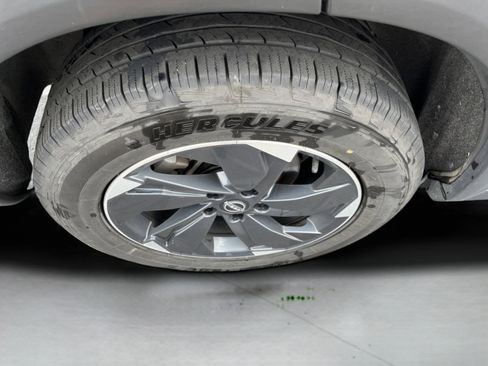 Used 2024 Nissan Rogue SV image 9